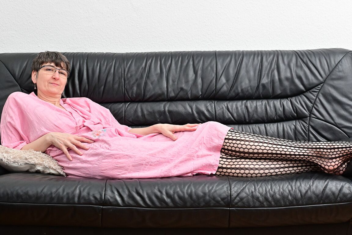 20P Mature woman wears glasses while masturbating with a carrot on a leather couch