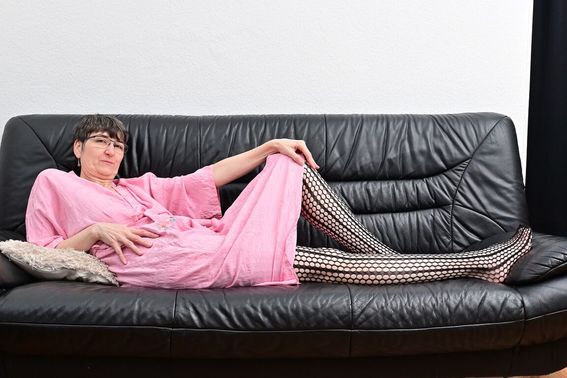 20P Mature woman wears glasses while masturbating with a carrot on a leather couch