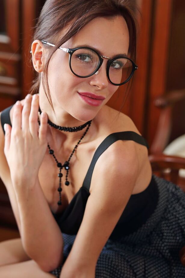 Die 18P schöne Teenagerin Alice Wonder nimmt ihre Brille ab und zieht sich an, um völlig nackt zu posieren
