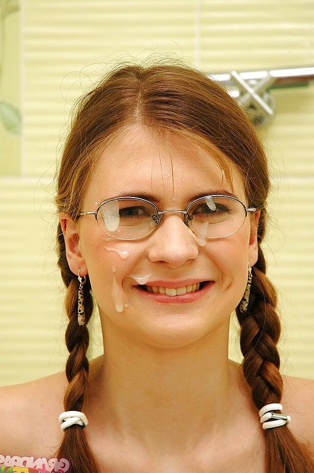 16P Chica adolescente con gafas es follada por un chico mayor en la ducha
