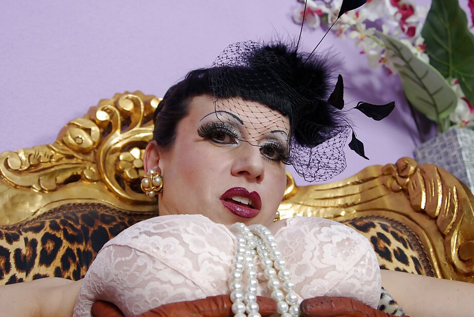 16P Senhora fetichista totalmente vestida e de óculos revelando seus grandes jarros e boceta rosa