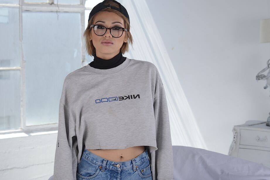16P La nerd Aubrey Luna con gafas hunde sus dedos en su coño caliente