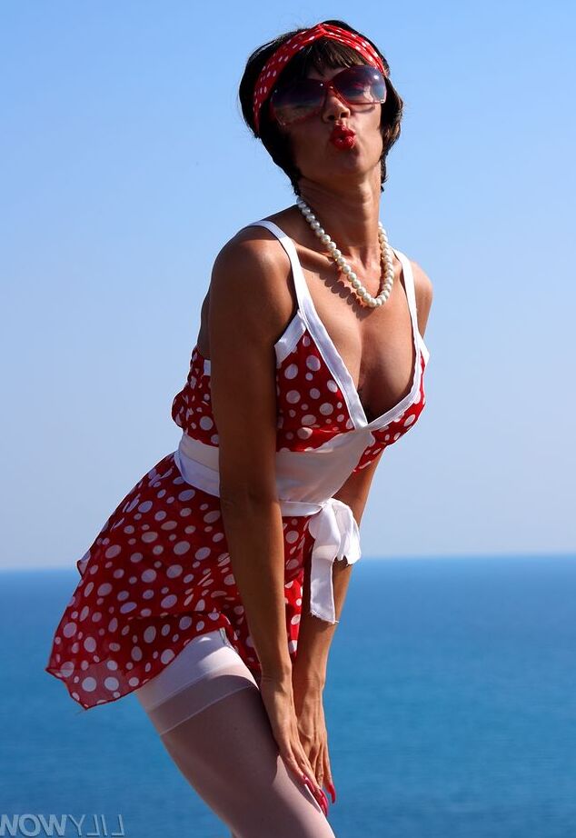 12P Leggy MILF LilyWOW shows seamed FF stockings on the seaside