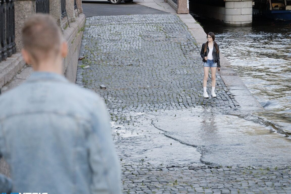 21P Adolescente de óculos Molly Brown é apanhada na rua e espancada dentro de casa