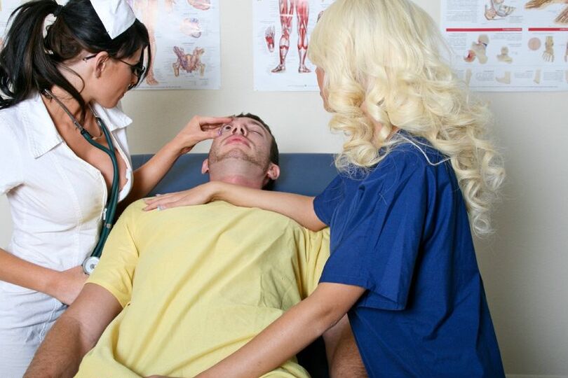 16P As médicas peitudas Kenzi Marie e Britney Amber sabem como curar um pau