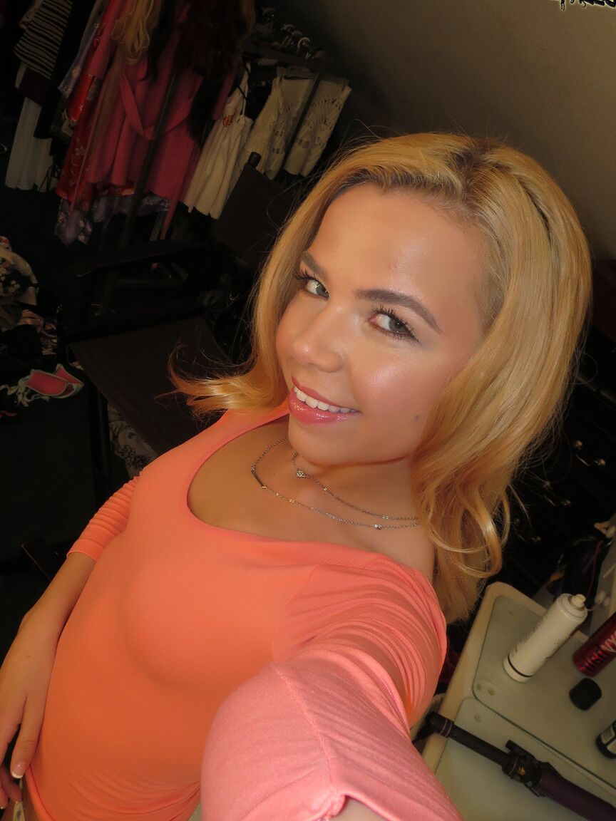 17P La joven delgada de tetas pequeñas Alina West se quita la ropa para revelar su cuerpo caliente