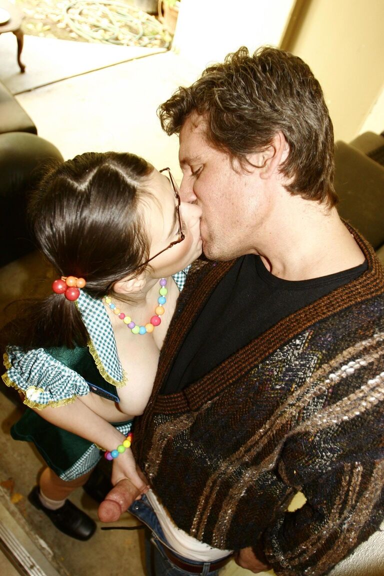 21P O adolescente Pigtailed Angel Jay monta um pau grande e faz um lindo tratamento facial
