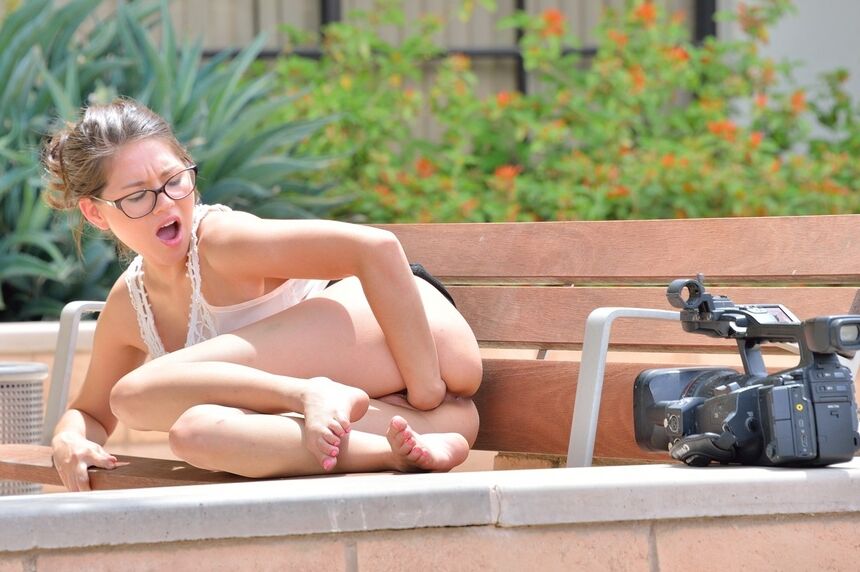 15P Une adolescente ringard fait une randonnée dans sa mini-jupe et se fiste la chatte