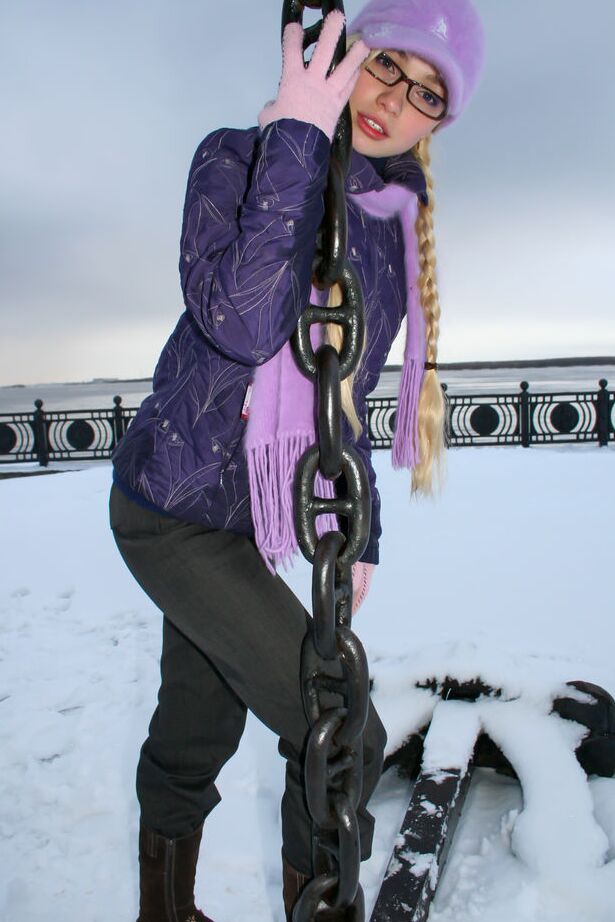 16P Olya N, 18 ans, montre ses longs cheveux blonds nue