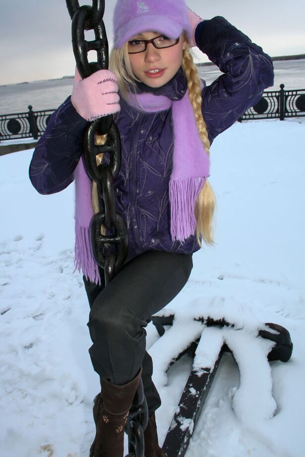 16P Olya N, 18 ans, montre ses longs cheveux blonds nue