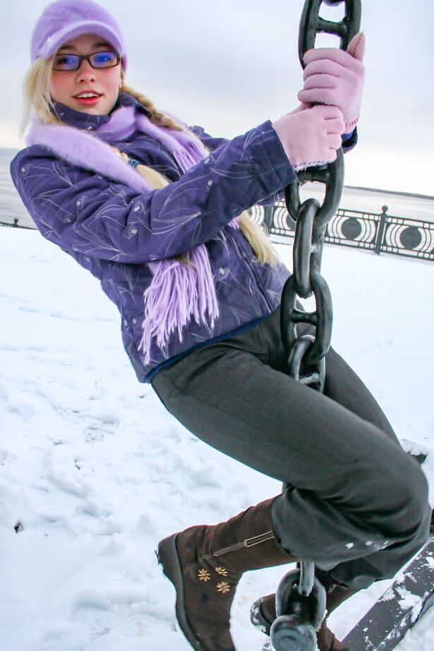 16P Olya N, 18 ans, montre ses longs cheveux blonds nue