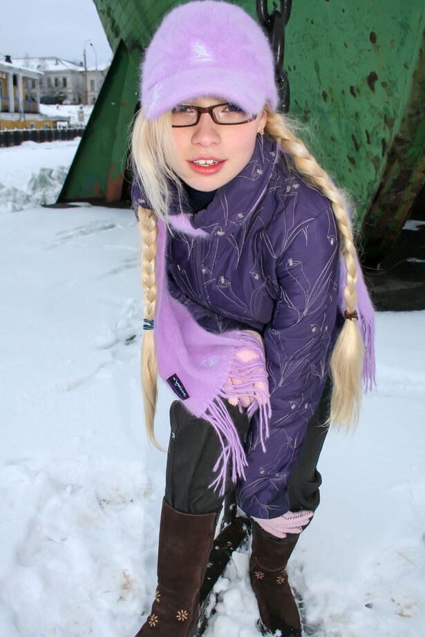 16P Olya N, 18 ans, montre ses longs cheveux blonds nue