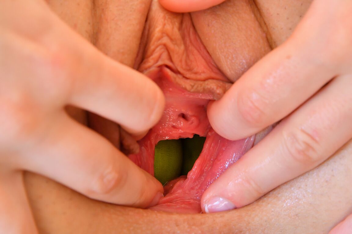 15P Süßer Nerd mit einem Traumarsch schiebt sich eine Limette in ihre ausgestreckte Vagina
