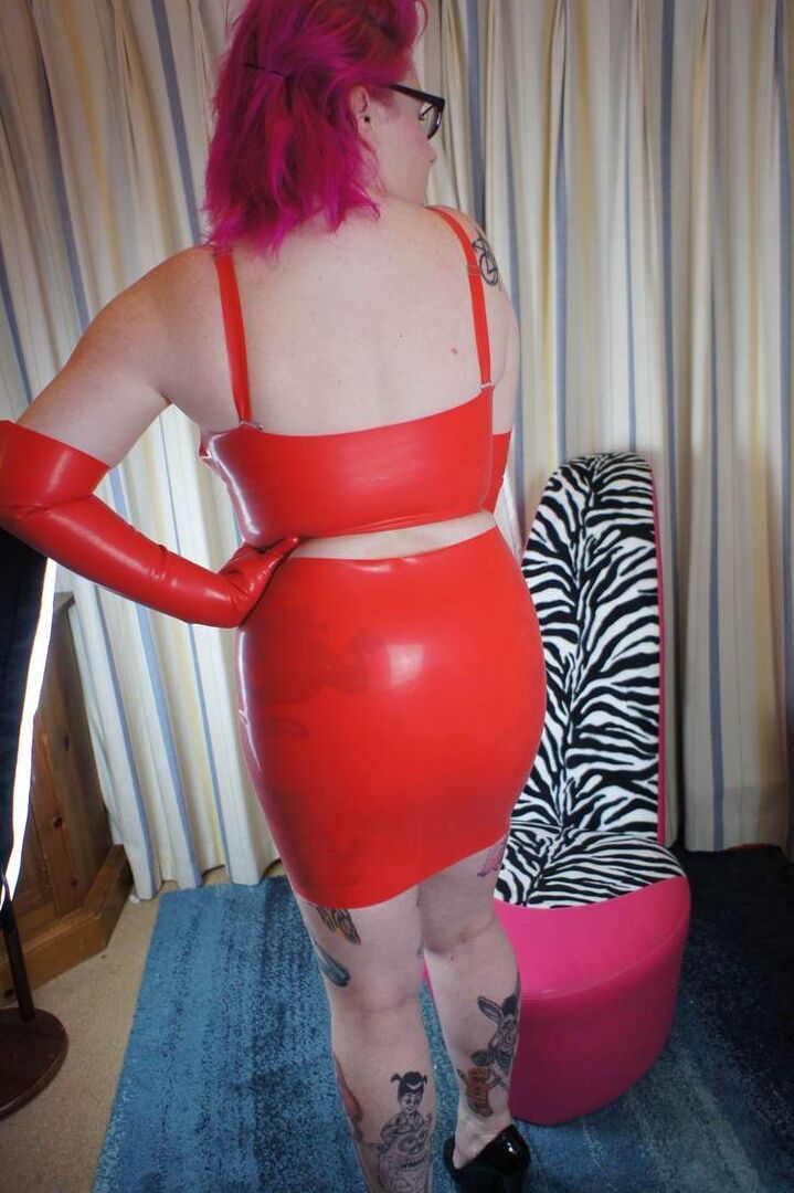 Die 16P Inked Amateurin Mollie Foxxx zeigt ihre großen Titten in freizügiger Latexkleidung