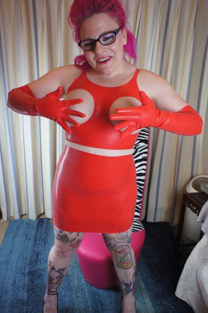 Die 16P Inked Amateurin Mollie Foxxx zeigt ihre großen Titten in freizügiger Latexkleidung
