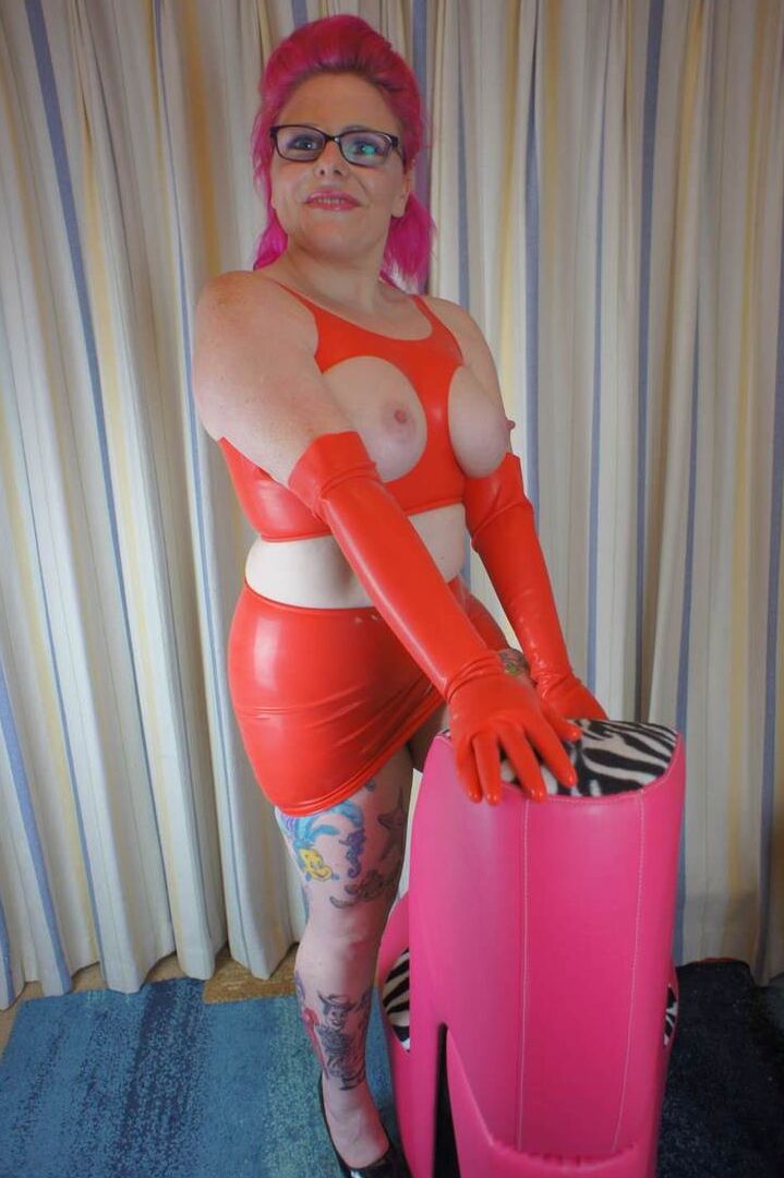 Die 16P Inked Amateurin Mollie Foxxx zeigt ihre großen Titten in freizügiger Latexkleidung