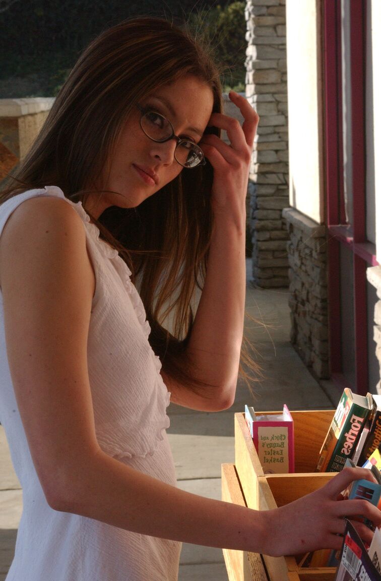 21P Adolescente sexy con gafas Jassie A revela sus pequeños pezones y su sabroso manguito