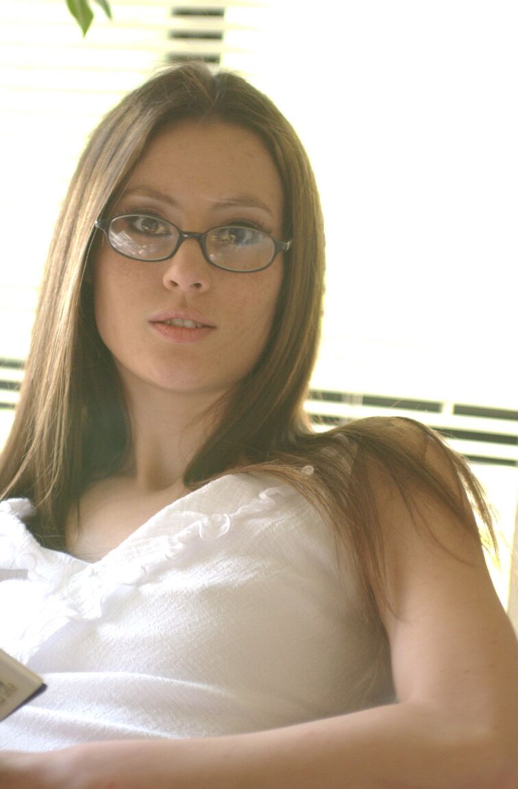 21P Adolescente sexy con gafas Jassie A revela sus pequeños pezones y su sabroso manguito