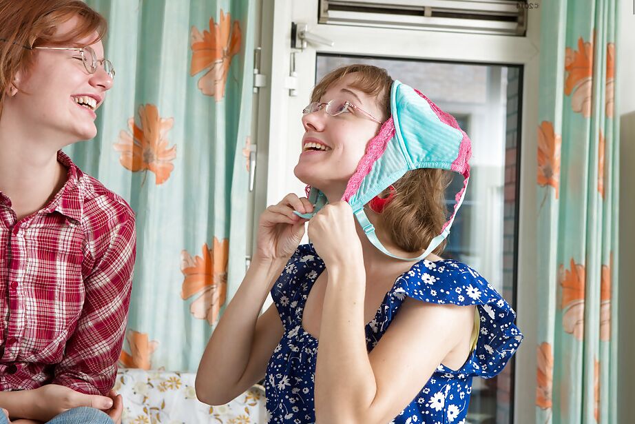 16P Teen gouines à lunettes Yara et Gretchen trib chattes poilues dans la cuisine
