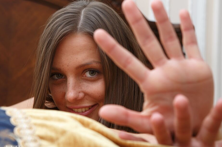 16P A adolescente gostosa Foxy Di fica nua em sua cama com sua buceta inchada à vista
