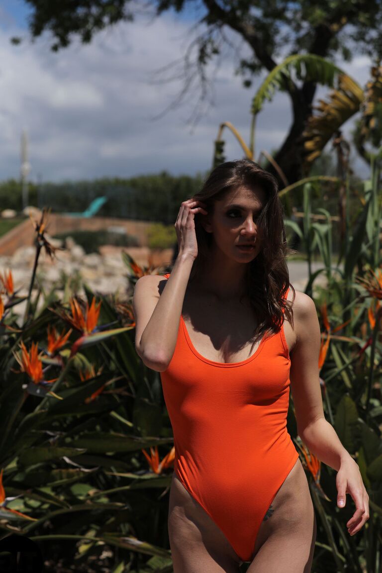 21P A morena sexy Nicole Rose tira o macacão e exibe seus seios perfeitos