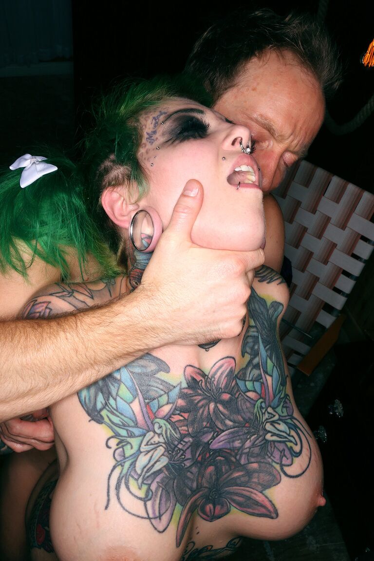 17P A garota gótica tatuada Sydnee Vicious cavalga um pau grande com grandes peitos falsos expostos