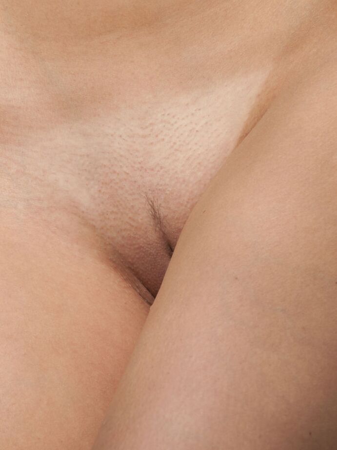 16P Morena natural desnuda su flaco cuerpo desnudo al aire libre junto al río