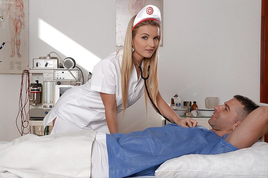 16P Enfermeira loira Jemma Valentine cavalgando pau e levando gozada na cara