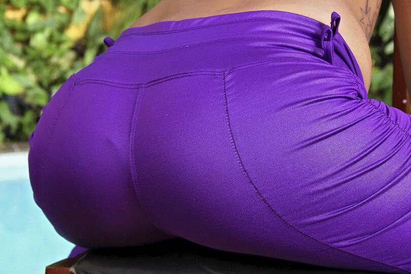 La latina 16P Manuela Amorina se quita la ropa junto a un jacuzzi al aire libre