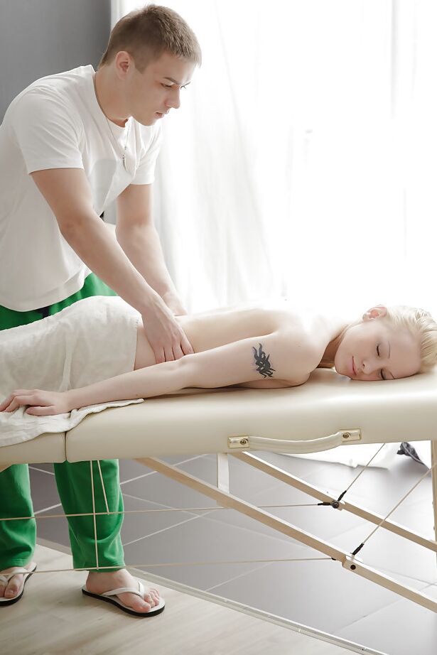 16P Fantastic girl with an amazing ass Tori enjoys a relaxing massage