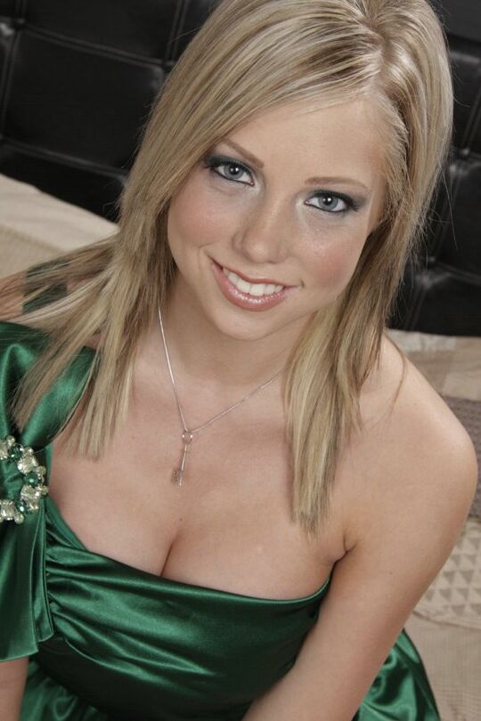 16P Rubia de grandes tetas Shawna Lenee abriendo su coño caliente