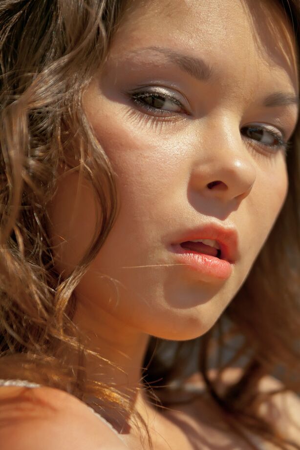 18P Nastya K de pernas compridas em vestido curto mostra a buceta nua upskirt mostrando a bunda gostosa