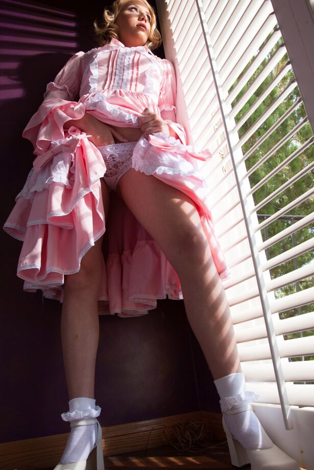 21P Boneca loira Tracey Sweet cavalga um pau duro em seu longo vestido rosa