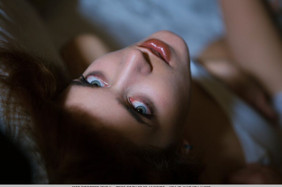 16P Ado érotique aux yeux bleus et aux gros tétons gonflés posant nue dans l'ombre