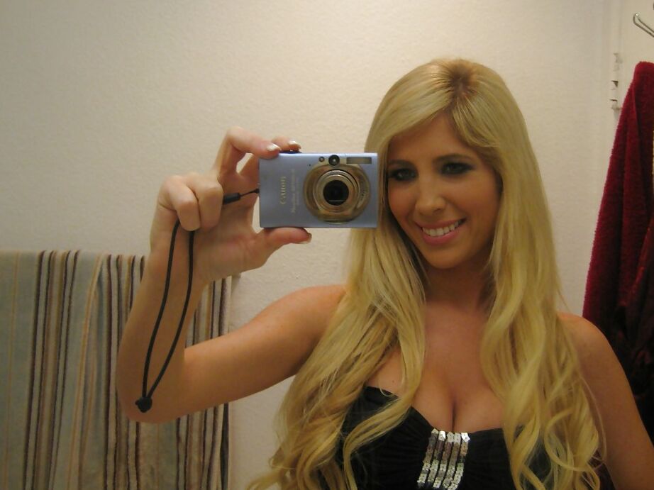 16P La exnovia rubia Tasha Reign amablemente tomándose selfies de grandes tetas naturales