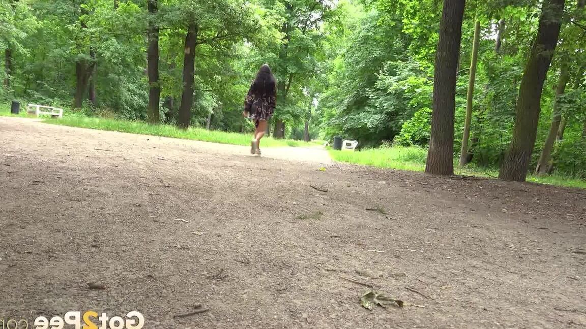 15P 白人の女の子イザベル・ダークが森のトロールの家の前でおしっこする