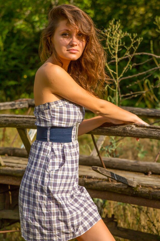 16P La chica apenas legal Furnilla K se deshace de su vestido para modelar desnuda en una carreta