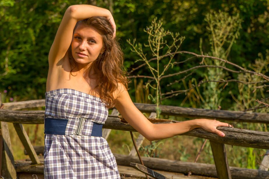 16P La chica apenas legal Furnilla K se deshace de su vestido para modelar desnuda en una carreta