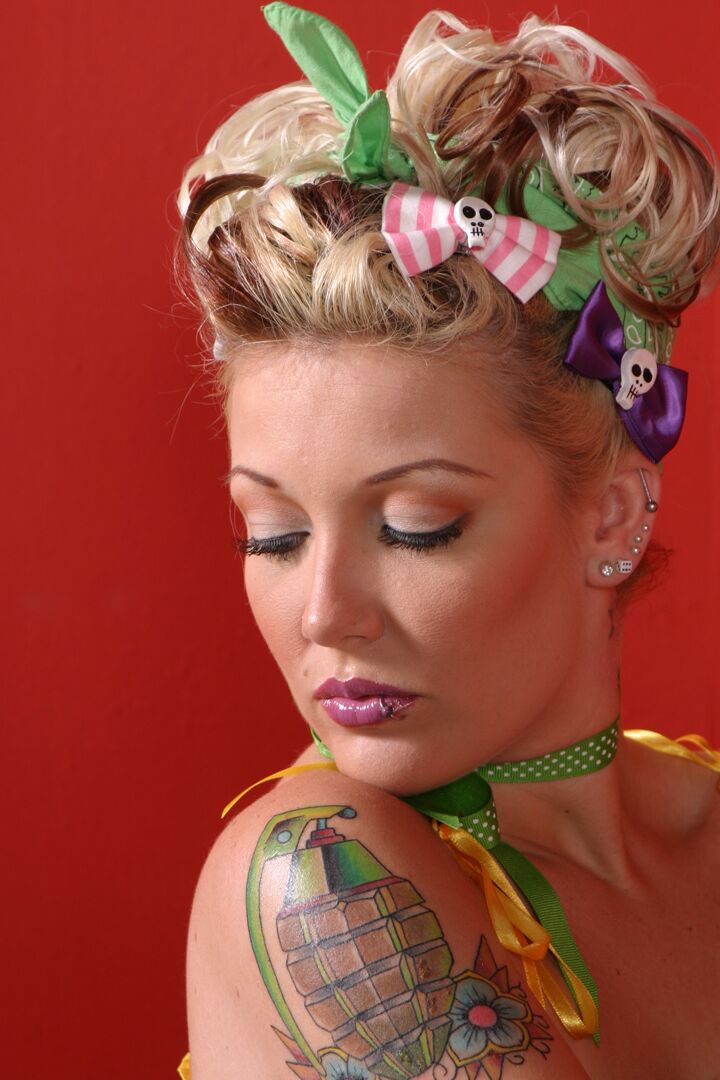 21P A esposa com tinta, Candy Monroe, faz seu corno enjaulado vê-la transando com uma BBC