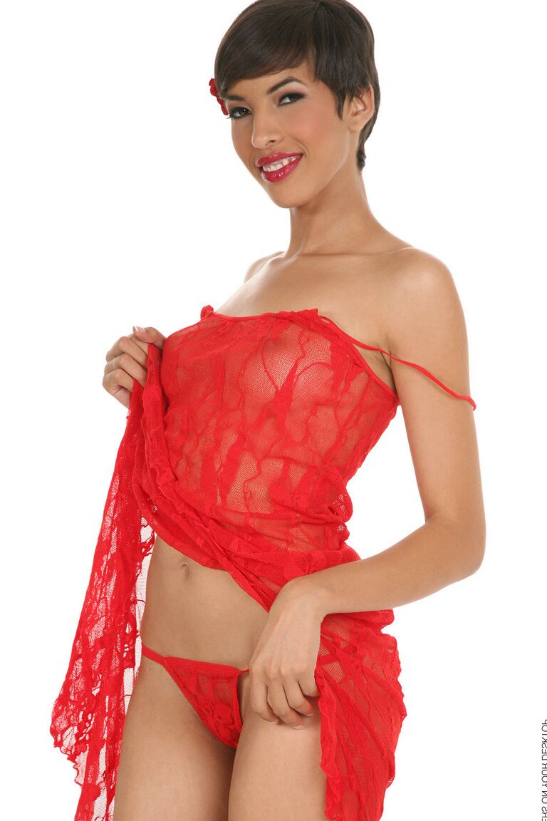 15P Latina aux cheveux courts et aux petits seins Jasmine Arabia est sexy en tenue rouge