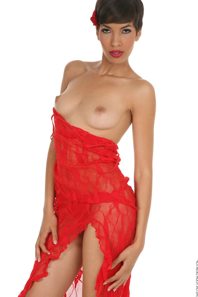 15P Latina aux cheveux courts et aux petits seins Jasmine Arabia est sexy en tenue rouge