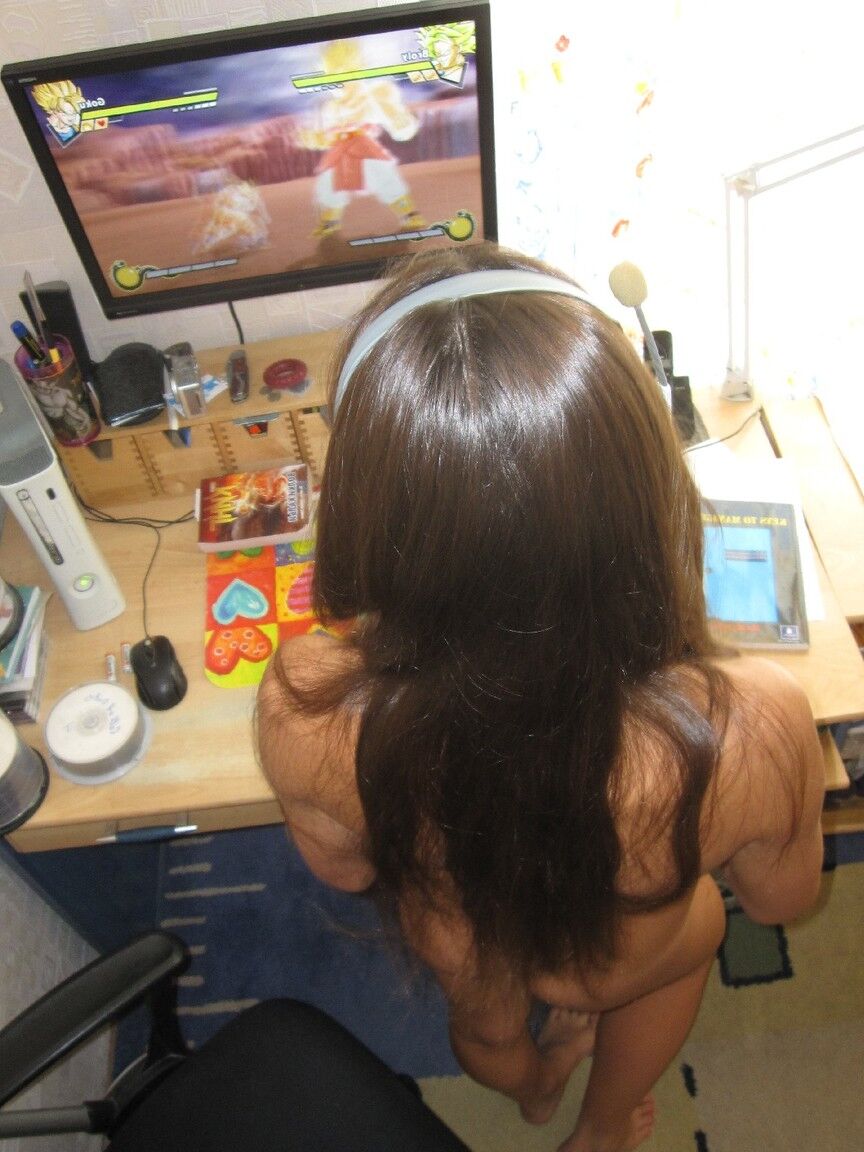 20P Chica gamer se burla con su coño calvo