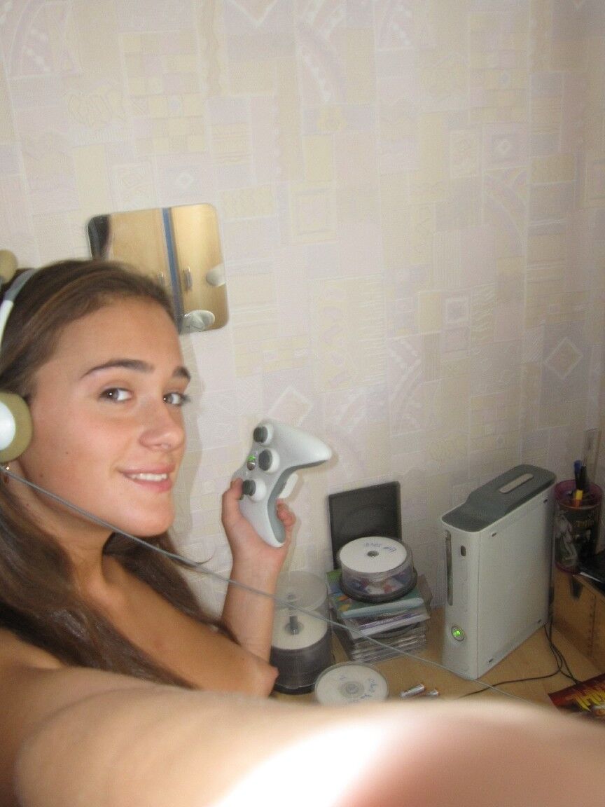 20P Chica gamer se burla con su coño calvo