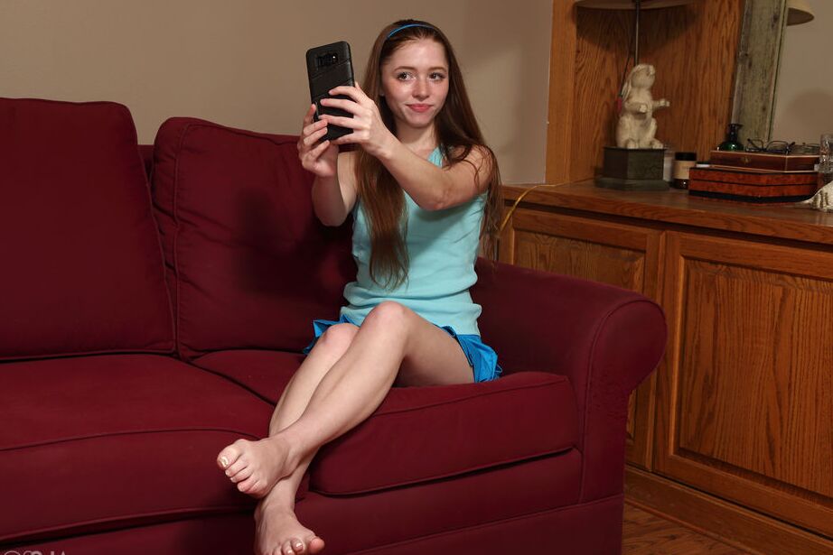 16P La joven amateur Myra Glasford se toma una selfie antes de masturbarse con juguetes