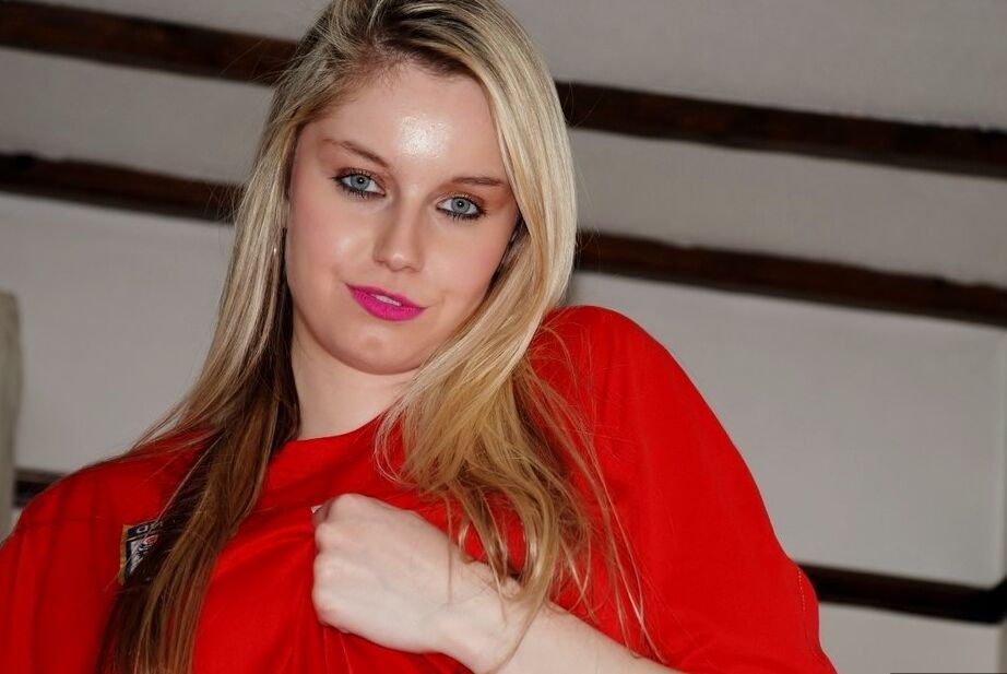 20P Loira amadora mostra sua vagina raspada com salto vermelho em um sofá branco