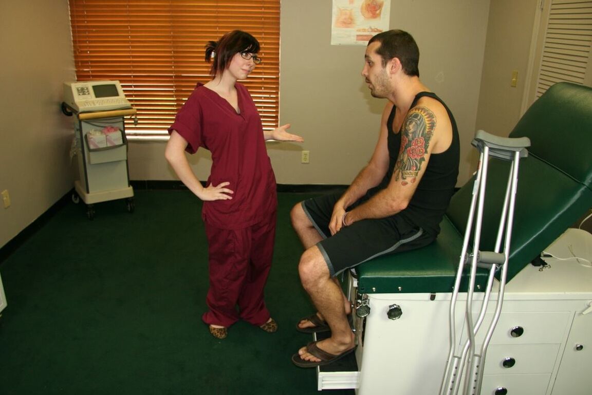 12P Die junge Krankenschwester Dakota Charms gibt einem verletzten Mann in einer Klinik einen Handjob