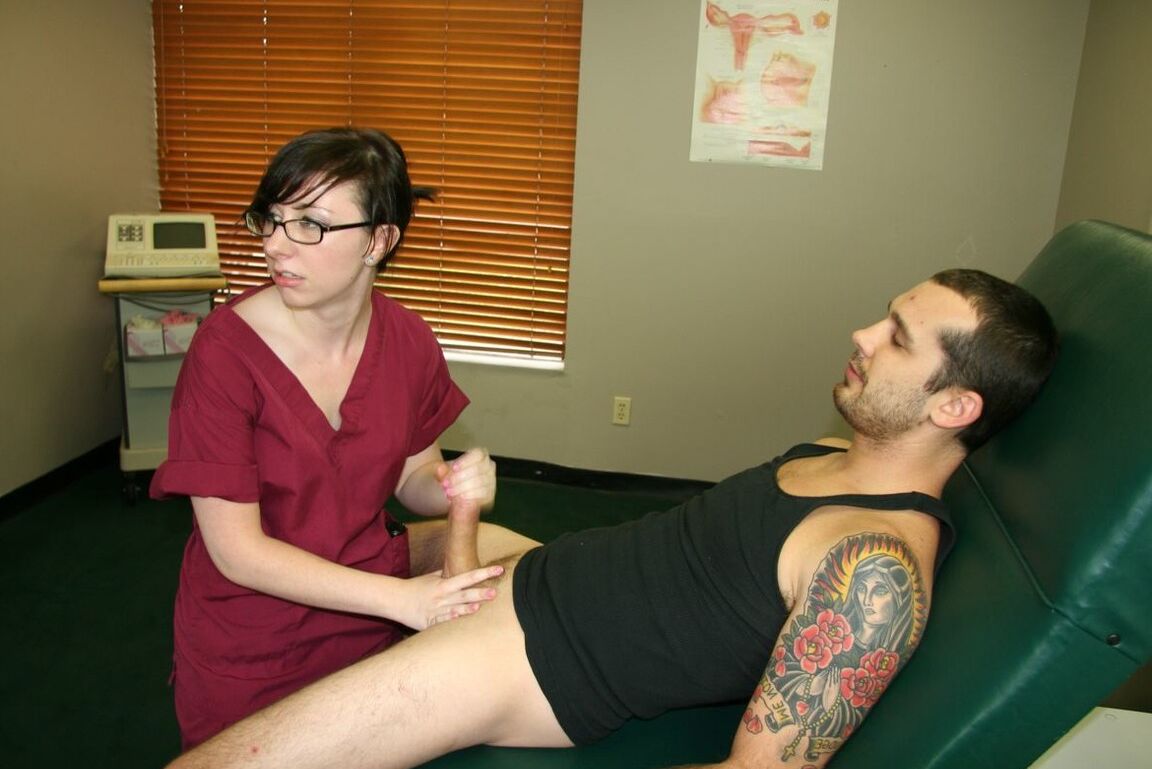 12P Die junge Krankenschwester Dakota Charms gibt einem verletzten Mann in einer Klinik einen Handjob