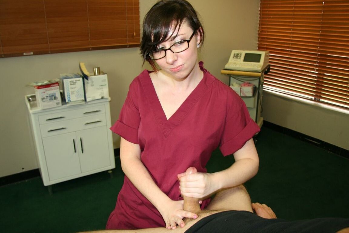 12P Die junge Krankenschwester Dakota Charms gibt einem verletzten Mann in einer Klinik einen Handjob