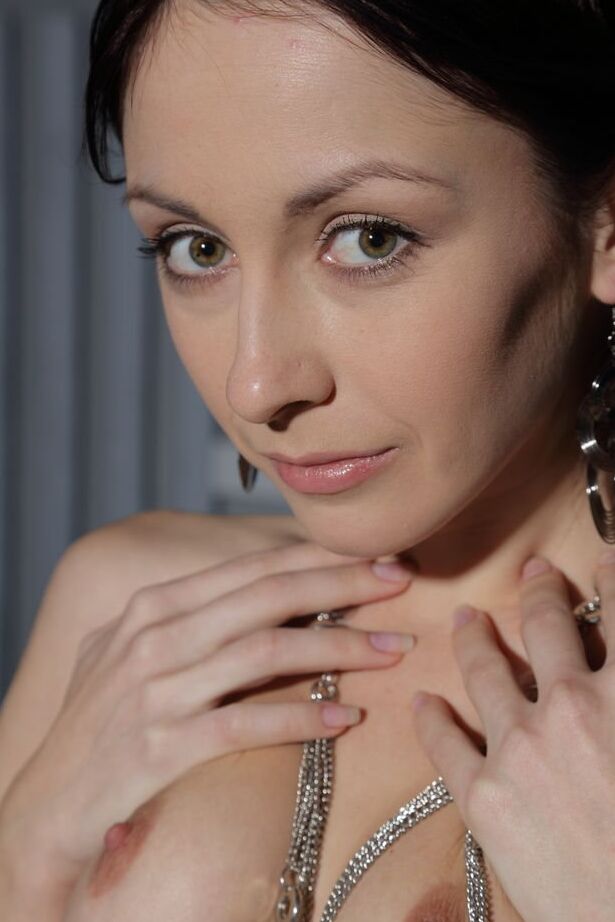 18P Skinny girl Night Un cul qui s'étale avec une vue rapprochée d'une chatte poilue