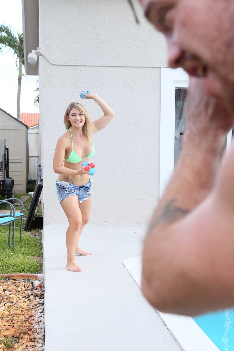 20P La encantadora joven rubia Addison Lee se desnuda para montar una gran polla junto a la piscina
